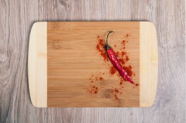 Kurutulmuş kırmızı biber sıcak ve baharat ahşap kesme tahtası üzerinde keskin. Baharatlı Meksika mutfağı.