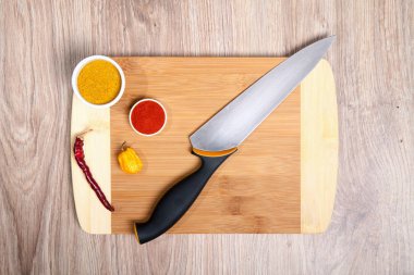 Kırmızı ve sarı biber kesme tahtası üzerinde kuru. Ahşap mutfak kurulu whit bıçak. Sarı kuru habanero ve keskin baharat. 