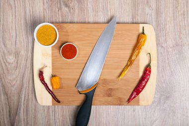Kırmızı ve sarı biber kesme tahtası üzerinde kuru. Ahşap mutfak kurulu whit bıçak. Sarı kuru habanero ve keskin baharat. 