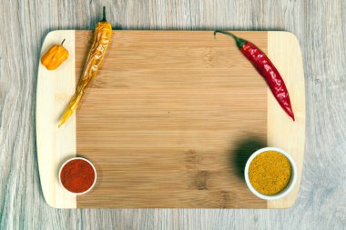 Kırmızı ve sarı biber kesme tahtası üzerinde kuru. Ahşap Mutfak ahşap zemin üzerine kurulu. Sarı kuru habanero ve keskin baharat. 