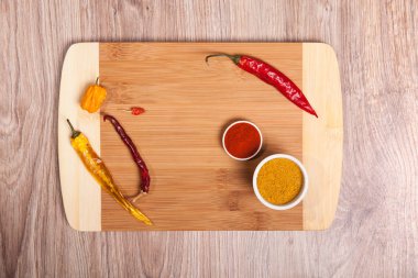 Kırmızı ve sarı biber kesme tahtası üzerinde kuru. Ahşap Mutfak ahşap zemin üzerine kurulu. Sarı kuru habanero ve keskin baharat. 