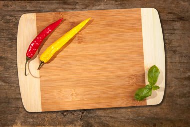 Boş kesme tahtası üzerinde biber. Ahşap mutfak whit restoran menü.