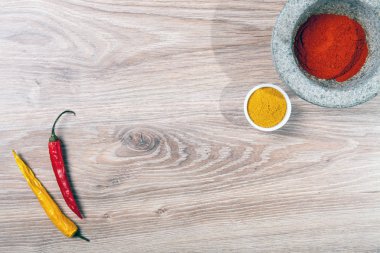 Biber ve baharatlı kırmızı biber tozu taşlı mutfak ve havaneli harç.