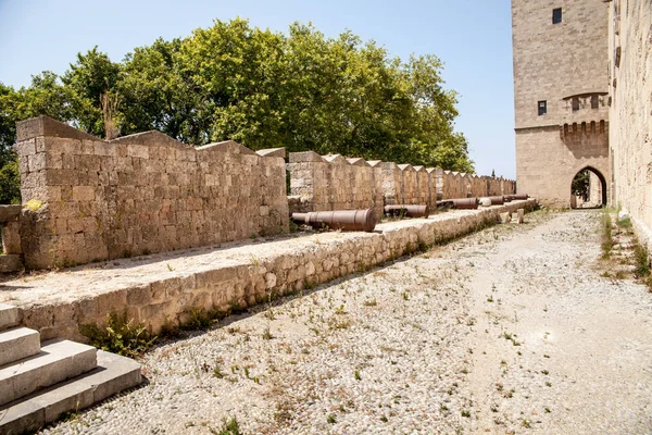 Stěny s ocelovými kanóny. Zřícenina hrad a městské hradby, Rhodos. Obranná pevnost Joannites. — Stock fotografie