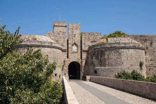 Ruinerna av slottet och staden väggarna i Rhodos. Defensiv fästning av slottet Joannites.Historic vid stranden av Egeiska havet och Medelhavet. — Stockfoto
