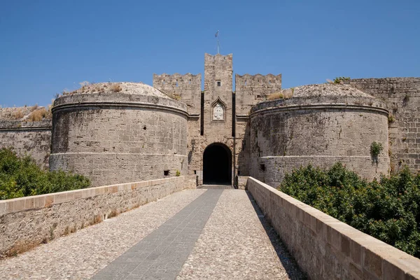 Ruïnes van de muren van het kasteel en de stad van Rhodos. Defensieve Fort van het Joannites.Historic kasteel aan de oevers van de Egeïsche en mediterrane. — Stockfoto
