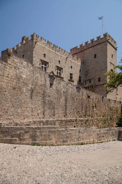 Ruïnes van de muren van het kasteel en de stad van Rhodos. Defensieve Fort van het Joannites.Historic kasteel aan de oevers van de Egeïsche en mediterrane. — Stockfoto