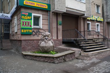 Iwano-Frankiwsk, Ukrayna, baykuş taş binanın altında.