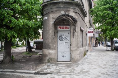 Iwano-Frankiwsk, Ukrayna, dar townhouse şehir caddeleri üzerinde.