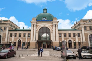 Otobüs ve tren istasyonuna. En büyük Ukrayna. Ukrayna'da büyük demiryolu platformu.