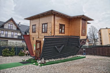 Zakopane evde aşağı ters cazibe.