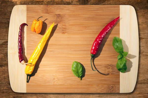 Hot Chili Peppar Skärbräda Trä Kök Ombord Trä Bakgrund Gul — Stockfoto