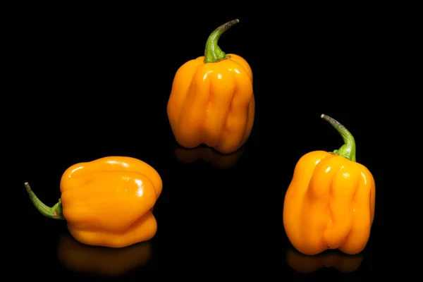 Gul Habanero Svart Bakgrund Peppar Bordet — Stockfoto