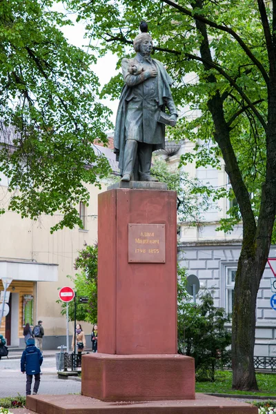 IWANO- FRANKIWSK, UCRANIA, Monumento al poeta Adam Mickiewicz cerca del centro de la ciudad . — Foto de Stock