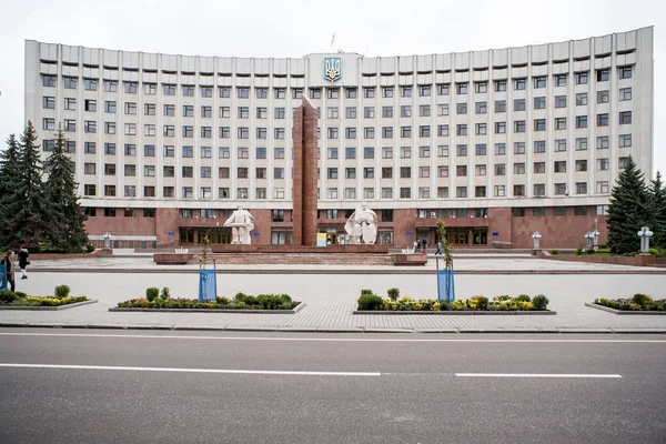 Iwano-Frankiwsk, Oekraïne, regionale staat administratiegebouw. Grote stadhuis gebouw. — Stockfoto
