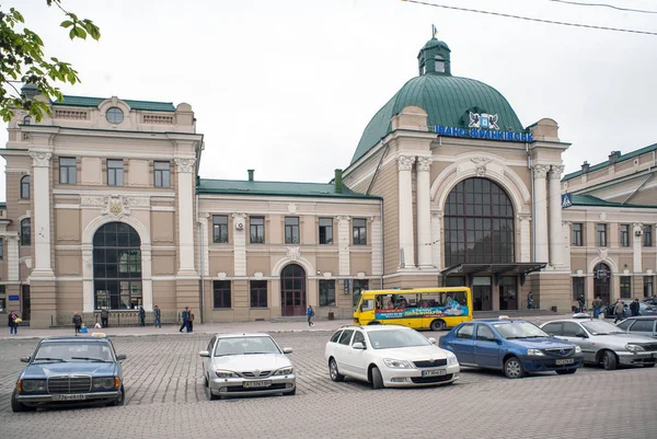 Iwano-Frankiwsk, Ukraina, dworca autobusowego i kolejowego. Jednym z największych na Ukrainie. Największej platformy kolejowej na Ukrainie. — Zdjęcie stockowe