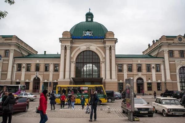 Autobús y estación de tren. Uno de los más grandes de Ucrania. La plataforma ferroviaria más grande de Ucrania . —  Fotos de Stock