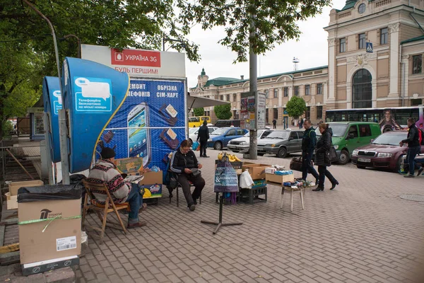 IWANO- FRANKIWSK, UKRAINE; People at the bazaar next to the train station. — Stock Photo, Image