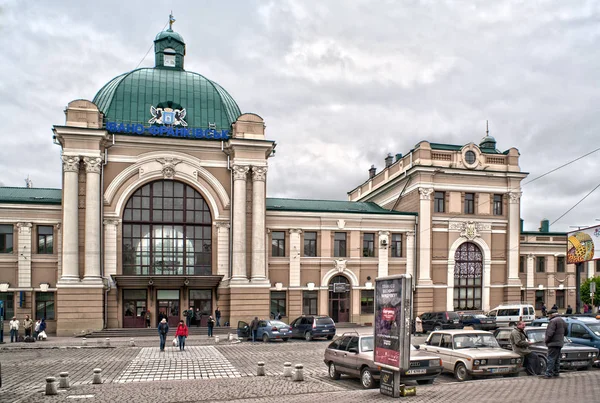 Автовокзалу та залізничного вокзалу. Один з найбільших в Україні. Найбільші залізничні платформи в Україні. — стокове фото