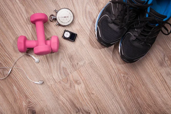 Fitness Ekipmanları spor salonu ve koşma. Kronometre ve koşu ayakkabıları, ip ve müzik oyuncu atlama. Fitness için zaman. Aksesuar ahşap zemin üzerinde çalışan spor.