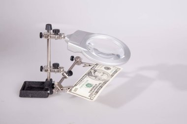 Paranı kontrol. Paradan tasarruf dikkatli ve akıllı olmak. Güvenli Mevduat Bankası.