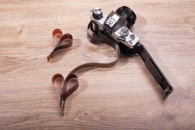 Tablo ve film eski analog kamera. Kalp Foto film ile. Fotoğrafik film rulo. Güzel vintage tasarım. Analog renk tasarımı ile fotoğraf.