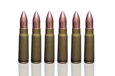 Kalasnikov Ak-47 tüfek mühimmat closeup beyaz arka plan üzerinde mermi.