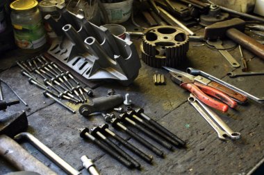 Garajda tablo. Araçlar mekanik motor tamiri.