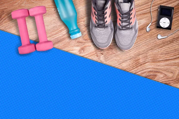 Fitness Spor salonu mat ve hafif pembe halter. Uygun ekipman Ayakkabı ve müzik çalar. İçme suyu whit Bpa ücretsiz plastik şişe. Smartphone whit nabız ölçümü.