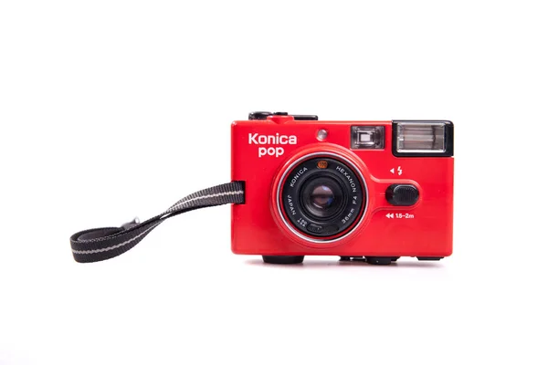 旧红色模拟相机柯尼卡流行在白色背景 带有短表带的相机 复古嬉皮士风格 — 图库照片
