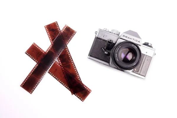 旧的模拟相机 Praktica Plc 在白色背景 相机与一个短的表带 复古嬉皮士风格 — 图库照片