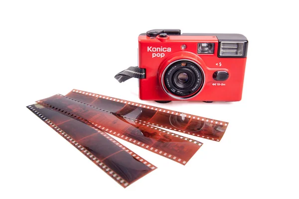 Câmera Analógica Vermelha Velha Konica Pop Fundo Branco Câmera Com — Fotografia de Stock