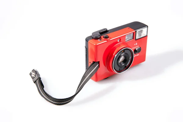 旧红色模拟相机柯尼卡流行在白色背景 带有短表带的相机 复古嬉皮士风格 — 图库照片