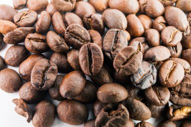 Kahve çekirdekleri masanın üzerine dağılmış. Doku siyah kahve taneleri üzerinden. Duvar duvar dağınık kahve.