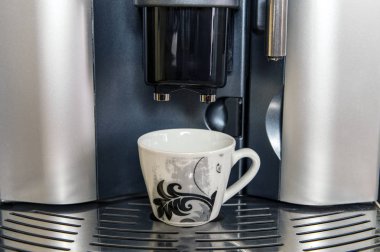 Espresso fincan kahve makinesi. Kahve makinesi kahve fincanı doldurma.