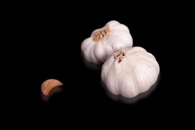 Siyah arka plan üzerine sarımsak. Sarımsak baş ve karanfil.