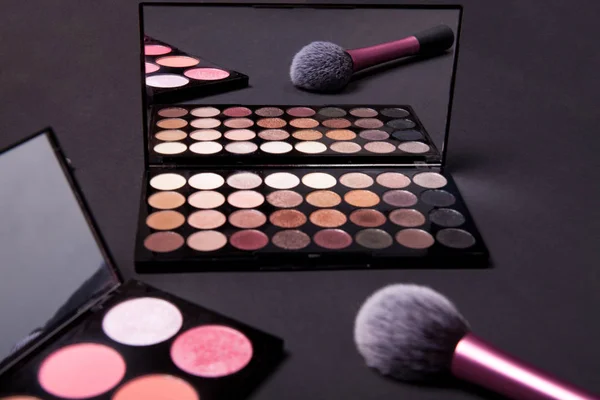 Palette Maquillage Colorée Pinceau Pour Appliquer Poudre Sur Fond Noir — Photo