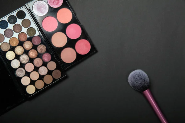 Palette Maquillage Brosse Maquillage Sur Fond Noir Pur Une Palette — Photo