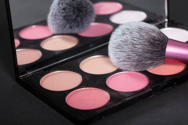 Palette Maquillage Brosse Maquillage Sur Fond Noir Pur Une Palette — Photo