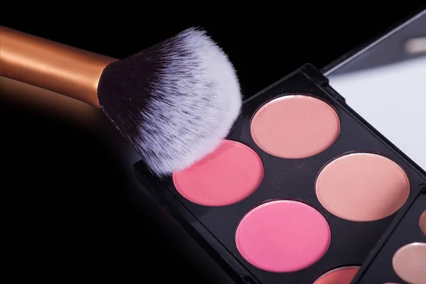 Palette Maquillage Brosse Maquillage Sur Fond Noir Pur Une Palette — Photo