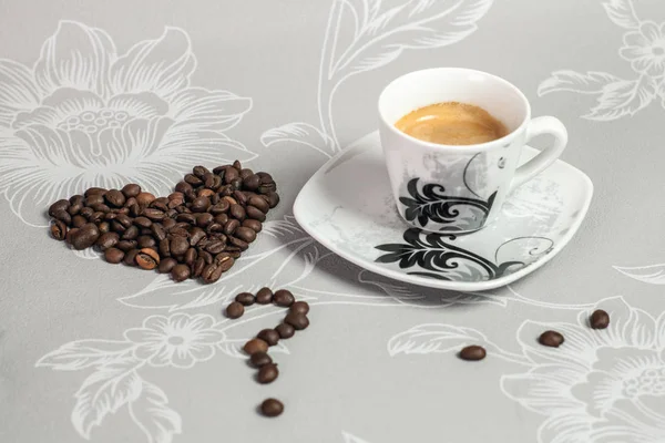 Klein Kopje Espresso Een Hart Van Koffiebonen Een Kopje Tafel — Stockfoto