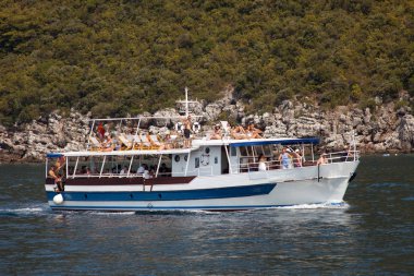 Budva, Karadağ - 14 Ağustos 2016; Budva, Karadağ - 14 Ağustos 2016; Budva tekne gezisinden Kotor için. İnsanlar bir gezinti gemisinde. Adriyatik seyir.