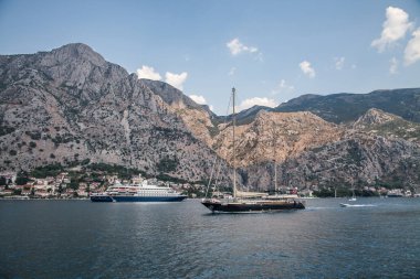Arka planda Karadağ manzara, deniz üzerinde Kotor Koyu'nun akan Yelkenli.