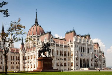 Budapeşte, Macaristan, 2018: Parlamento Budapeşte Macaristan'bina. Önden görünüm. Binici atlı heykeli.