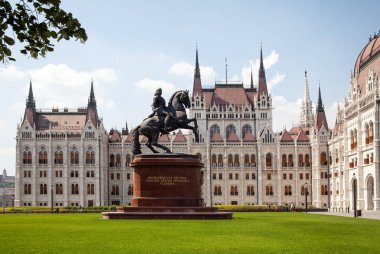 Budapeşte, Macaristan, 2018: Parlamento Budapeşte Macaristan'bina. Önden görünüm. Binici atlı heykeli.