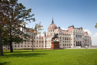 Budapeşte, Macaristan, 2018: Parlamento Budapeşte Macaristan'bina. Önden görünüm. Binici atlı heykeli.