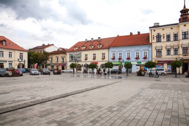 Oswiecim, Polonya - 12 Ağustos 2017; Şehrin ana Meydanı. Başlanmasıyla Ana Meydanı çevresinde. 