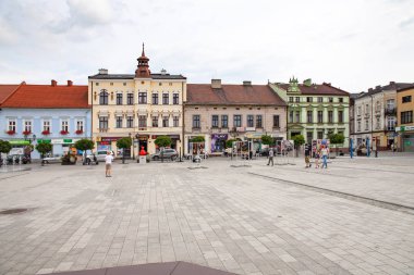 Oswiecim, Polonya - 12 Ağustos 2017; Şehrin ana Meydanı. Başlanmasıyla Ana Meydanı çevresinde. 