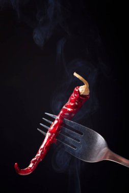 Siyah zemin yasaktır kırmızı sıcak biber biber. Çatal kazığa oturtmak biber sıcak için. Kurutulmuş biber Impaled.