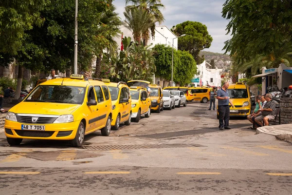Bodrum, Türkiye - 20 Eylül 2016; Taksi durağı. Sürücüleri yolcu ve içki Türk çayı için bekliyor. Bir break.when kablosuz taksi sürücüleri var